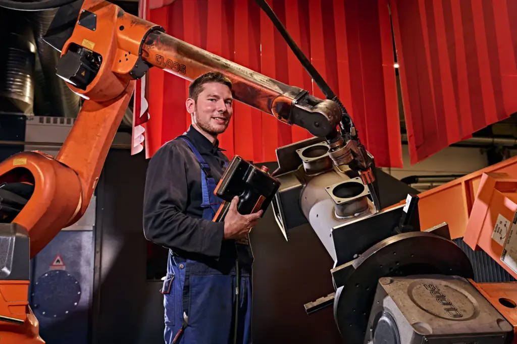 Konstruktionsmechaniker am Schweißroboter beim Lohnfertiger SPALECK